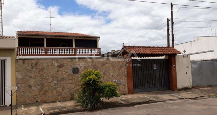 Casa à venda em Santa Felícia, São Carlos: 2 dormitórios, suíte, churrasqueira e piscina!