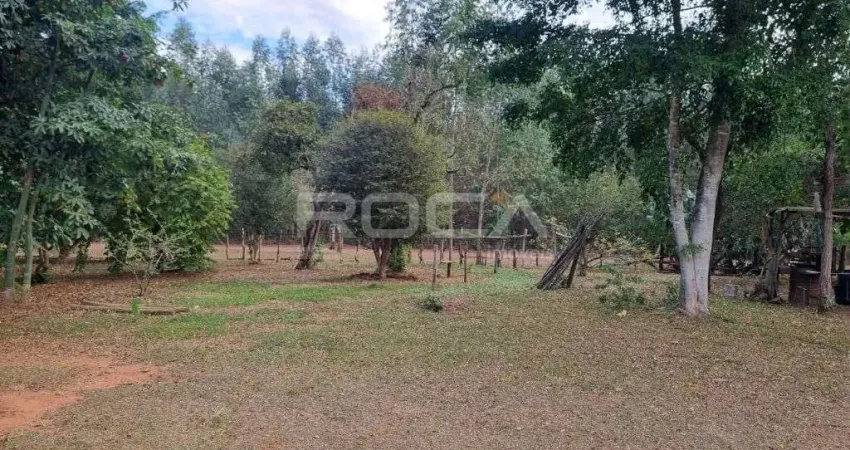 Encantadora fazenda à venda em São Carlos - 2 dormitórios, 3 banheiros e varanda aberta