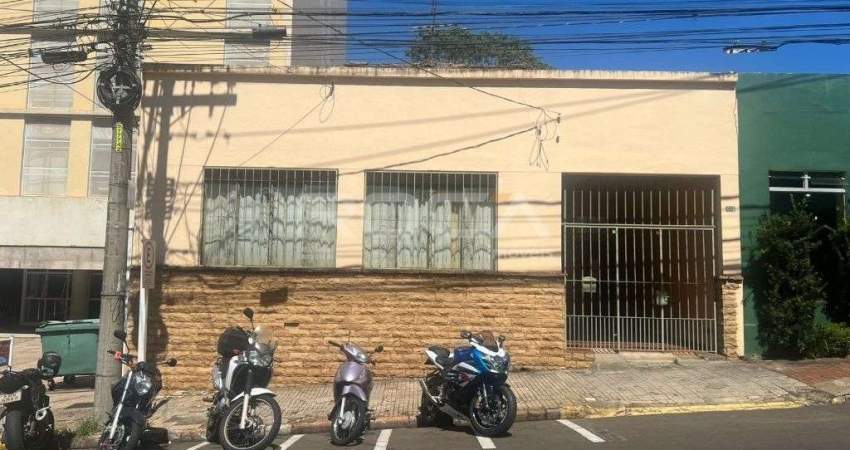 Casa à venda no Centro de São Carlos com 3 dormitórios e suíte