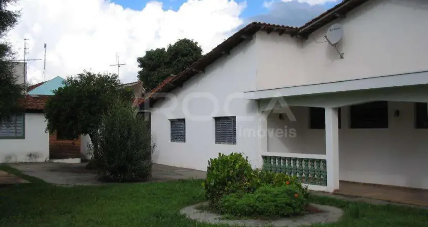 Casa Padrão com 3 dormitórios e piscina em Santa Felícia, São Carlos