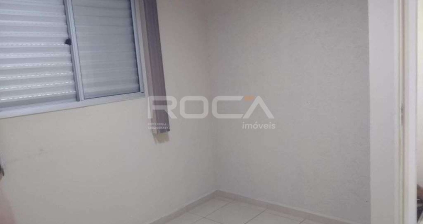Apartamento de 2 dormitórios com armários e garagem coberta em São Carlos