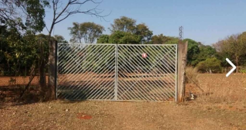 Chácara aconchegante à venda em São Carlos - 1 dormitório e amplo terreno
