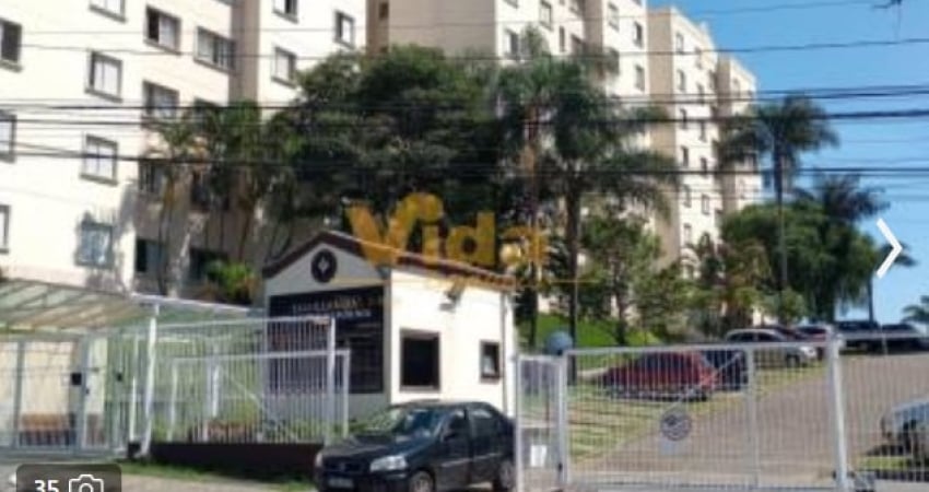 Apartamemto reformado, com pisos novos e paredes pintadas.