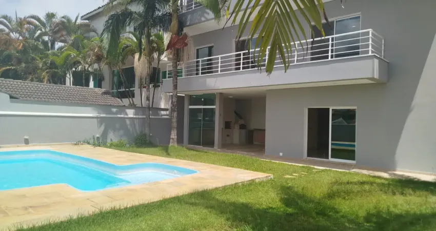 Casa para locação - 4 suítes - Com salão de festas integrado a churrasqueira e piscina - 464m2