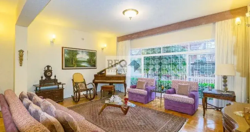 Sobrado na Aclimação com 280m² muito espaçosa e elegante é perfeita para quem procura conforto, privacidade e estilo.