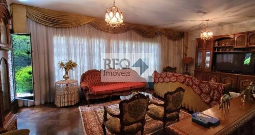Venha conhecer esta maravilhosa casa de esquina, térrea e repleta de conforto, localizada em uma rua extremamente tranquila!