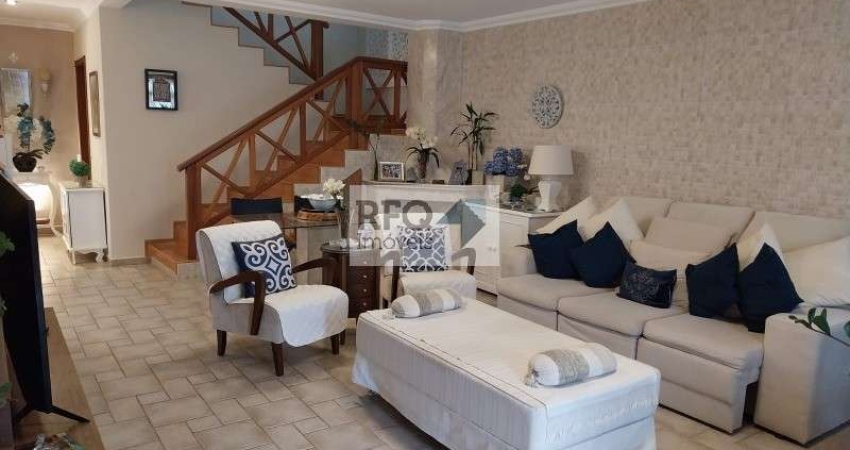 Venha conhecer esta incrível casa em condomínio com 3 suítes completas de armários, todas com terraço e uma vista deslumbrante para a Pedra Grande