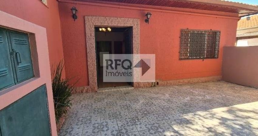 Casa para locação com 2 dormitórios e área de quintal na frente no bairro do Jardim da Gloria!!
