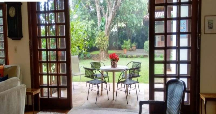 CASA TÉRREA, com ambiente charmoso, acolhedor, com muito verde e jardim espaçoso com frondosas árvores. Terreno de 1000 metros!!