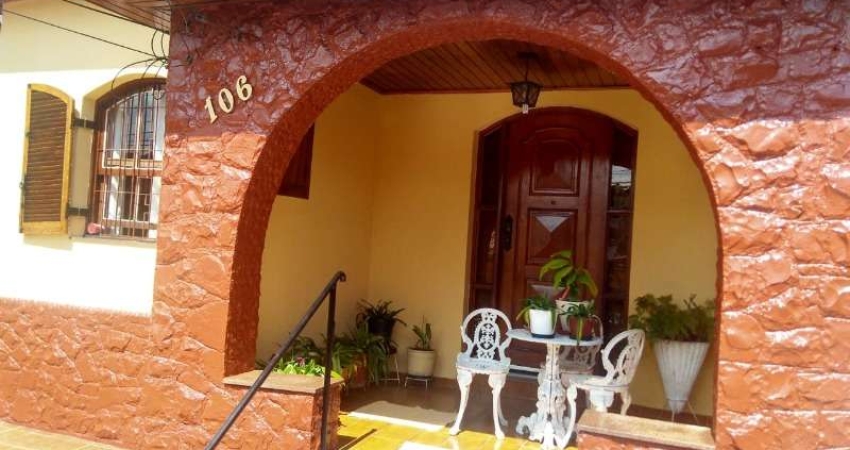 Venha conhecer essa incrível casa térrea que conta com uma edícula, perfeita para quem busca conforto e praticidade em um só lugar!