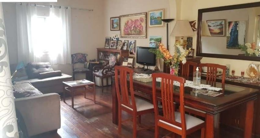 Casa à venda com 3 dormitórios  em uma localização bem privilegiada com fácil acesso a metro !!