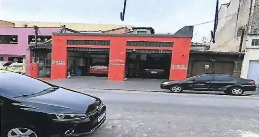 Ótimo terreno, hoje contem 4 imóveis dentro do mesmo, mais uma loja de frente!!