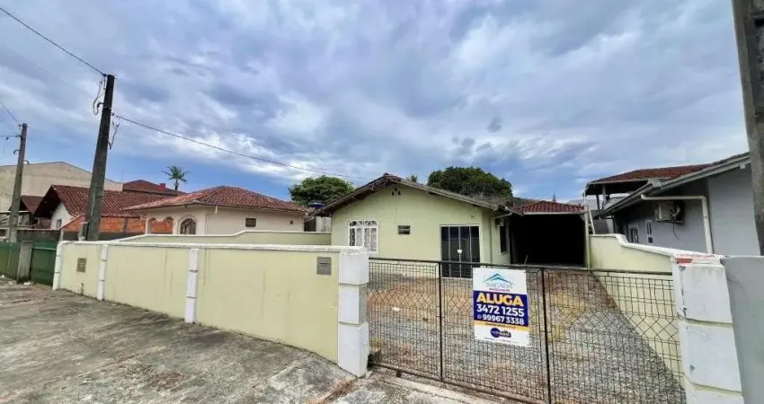 Casa com 3 quartos para alugar na Rua Comandante Hassel, 71, Iririú, Joinville