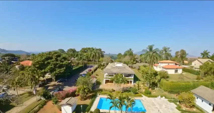 Propriedade única com 8 suítes em dois lotes no Jardim das Palmeiras, lazer completo e vista permanente