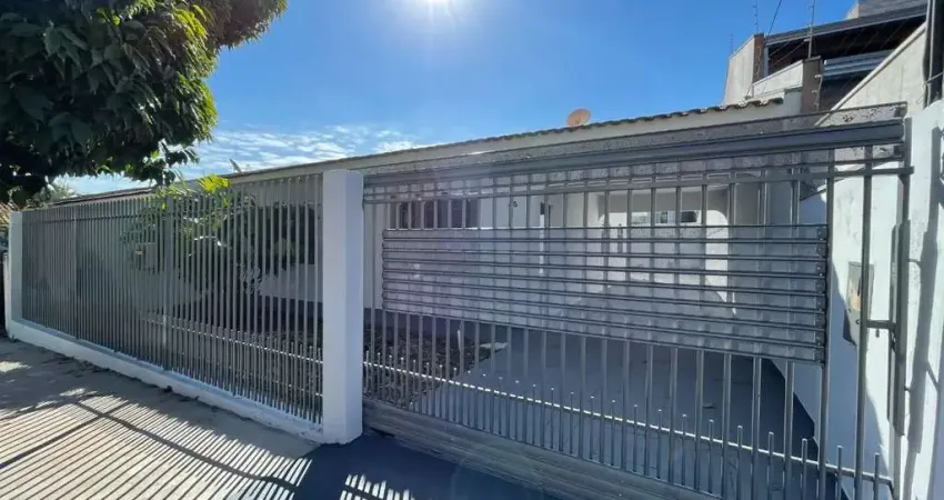 Casa com 3 quartos para alugar na Rua das Mangueiras, 66, Jardim Tropical, Maringá