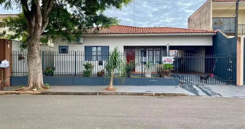 Casa em terreno amplo a venda em bairro consolidado, no Jardim América!