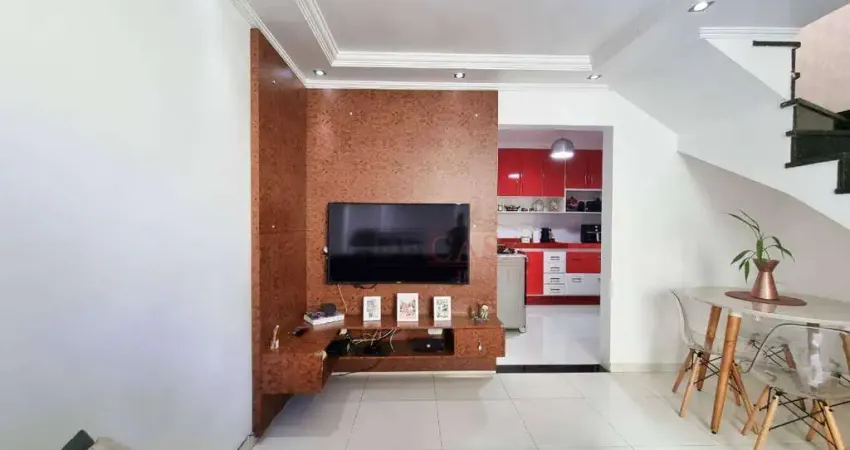 Sobrado em condomínio a venda na Vila Carmosina com 2 suítes e 1 vaga de garagem coberta.