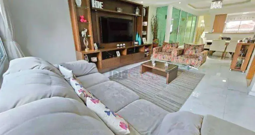 Sobrado a venda na Vila Guilhermina com 3 suítes, piscina e área gourmet com 8 vagas de garagem.