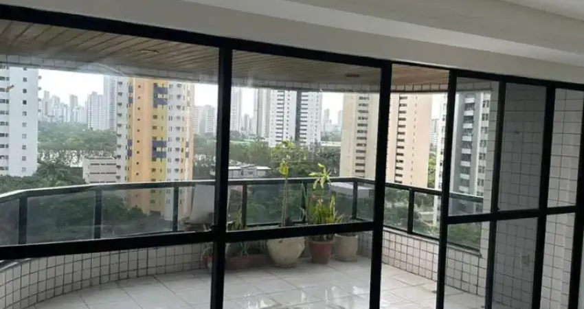 Vendo Apto 4 quartos sendo 2 suítes | 342m² | Bairro Casa Forte | Área de Lazer