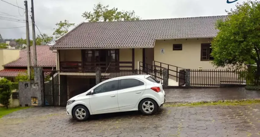 Casa para Venda em Blumenau, Velha, 7 dormitórios, 3 suítes, 3 banheiros, 3 vagas