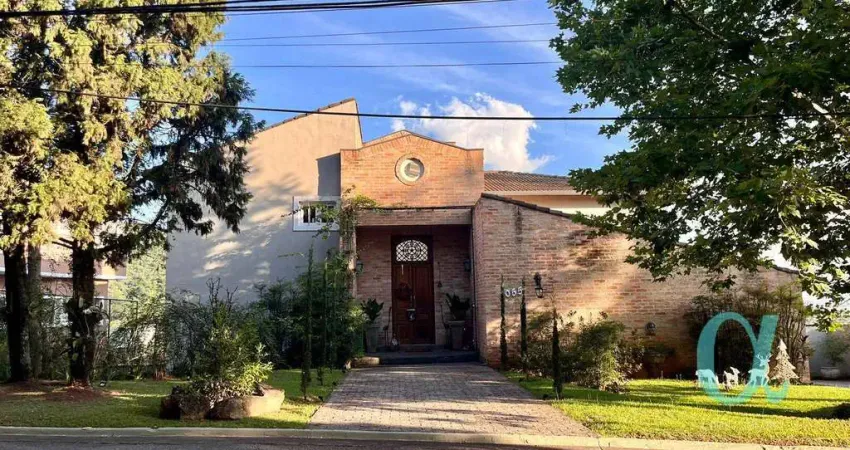 Casa Toscana com materiais de demolição rica em madeira e mármores