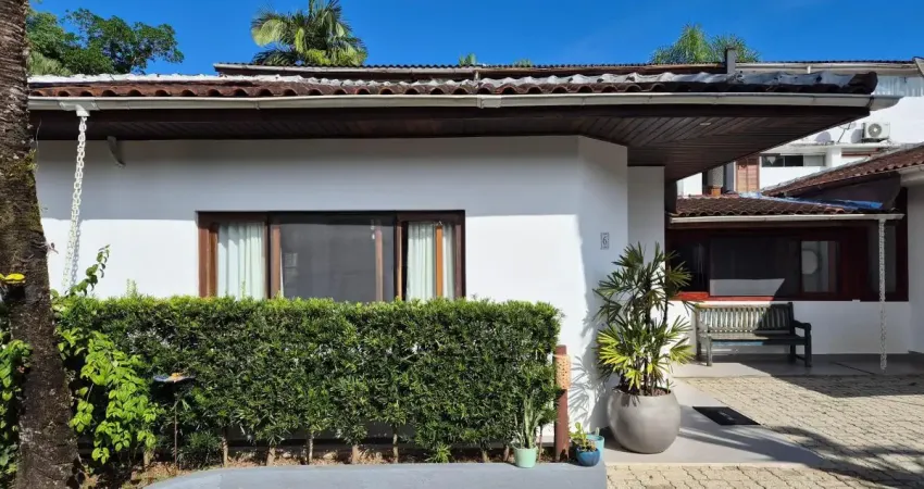 Casa térrea à venda em condomínio exclusivo na Praia de Juquehy