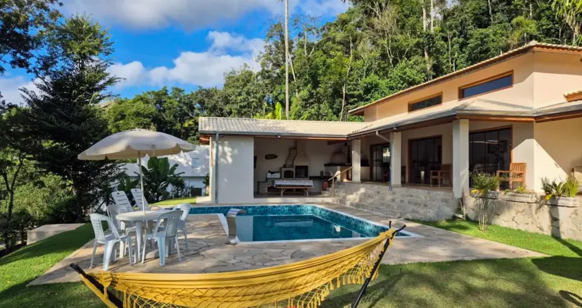 Chácara Charmosa e Completa à Venda em Condomínio Fechado – Ibiúna (Cocais)