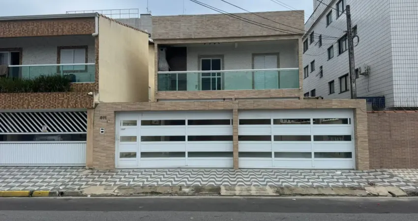 Sobrado geminado em condomínio fechado, com 2 dormitórios a menos de 500 metros do mar