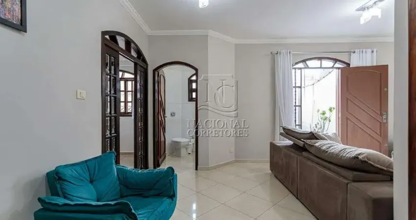 Amplo sobrado com 4 dormitórios e 5 vagas na Vila Lucinda – 239m² construídos