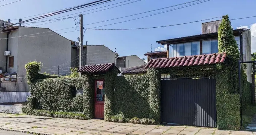 Linda casa 235m² estilo espanhol Bairro Guarujá 3 quartos, suíte 4 vagas para carro, piscina.