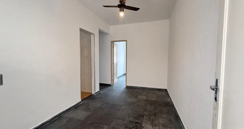 Viver a poucos passos do mar: apartamento com 2 dormitórios e elevador