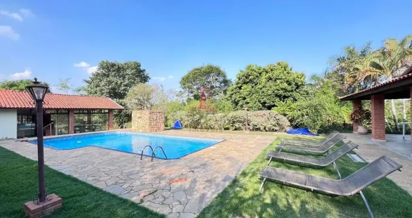 Chácara de luxo em condomínio no bairro Vitassay em Boituva-SP, com 3 quartos, 2 salas, 3 banheiros e 4 vagas de garagem.