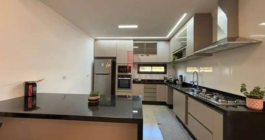 Imperdível casa em condomínio com 3 quartos e 3 suítes no bairro Gardenia em Boituva-SP - 260m² - 3 salas - 5 banheiros - 3 vagas.