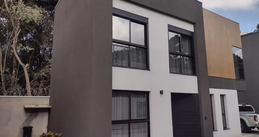 Casa em condomínio fechado pronta, em construção e até decorada e mobiliada.