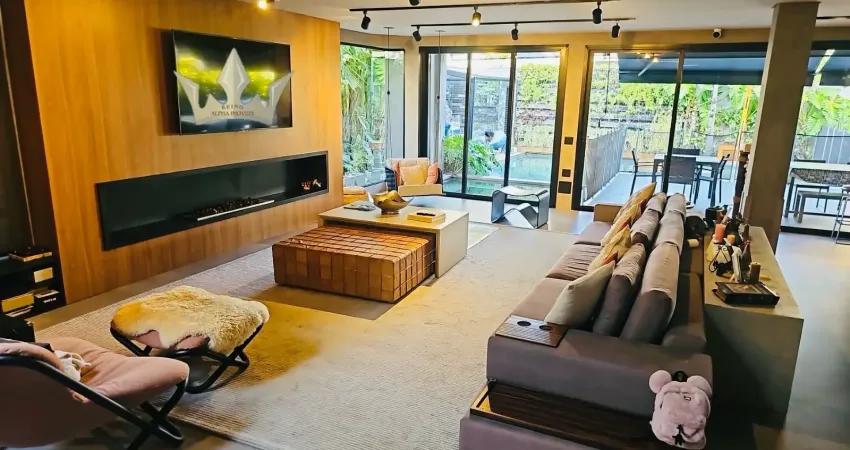 Reino Alpha Imóveis apresenta casa a venda, localizada em posição absolutamente privilegiada no centro do condomínio, garantindo silêncio, privacidade e ausência de qualquer interferência externa.