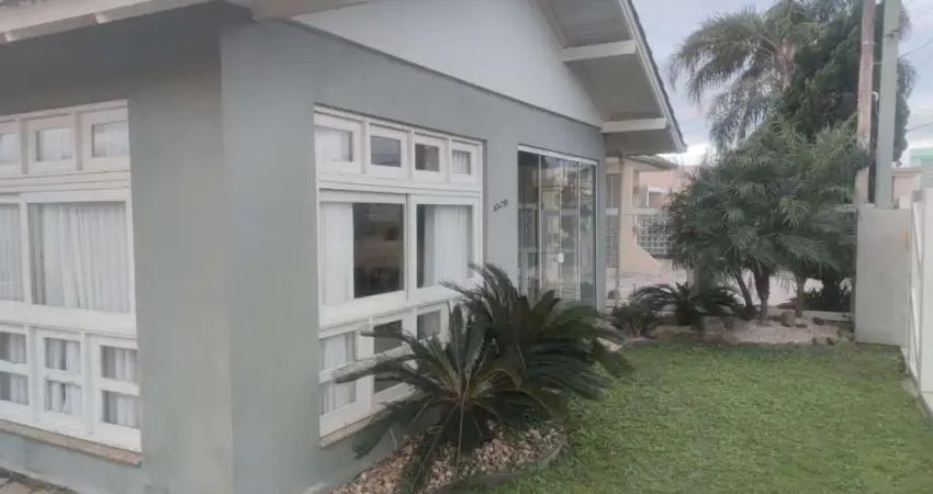 Excelente casa com 03 dormitórios no centro da cidade de Tramandaí