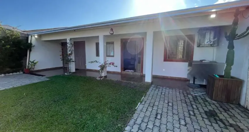 Casa com 4 dormitórios, churrasqueira, vaga de garagem, à 700m do mar em Imbé.