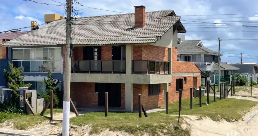 Sobrado com 4 dormitórios sendo 2 suítes na beira mar da praia do Imbé-RS