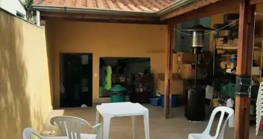 Dois imóveis separados - sobrado  e salão comercial