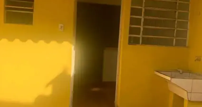Casa térrea com 1 dormitório e 1 vaga - próxima ao comércio local