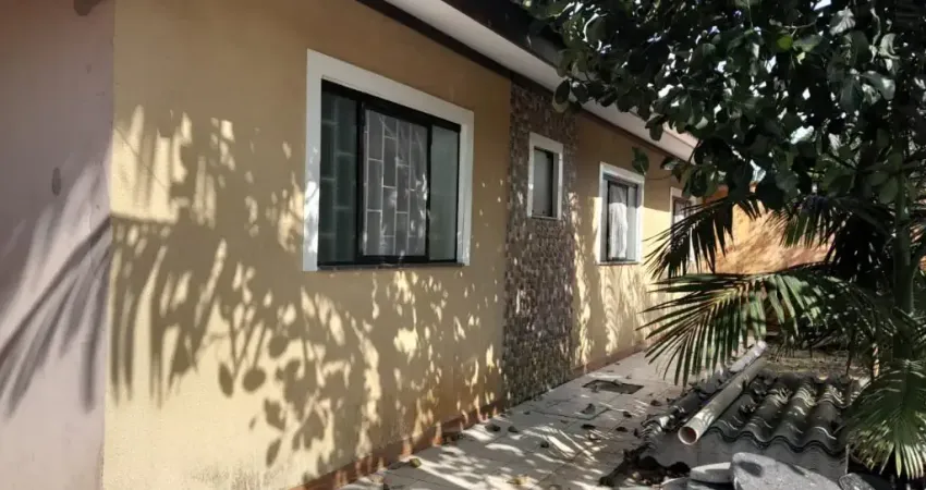 Vende se excelente casa com terreno amplo