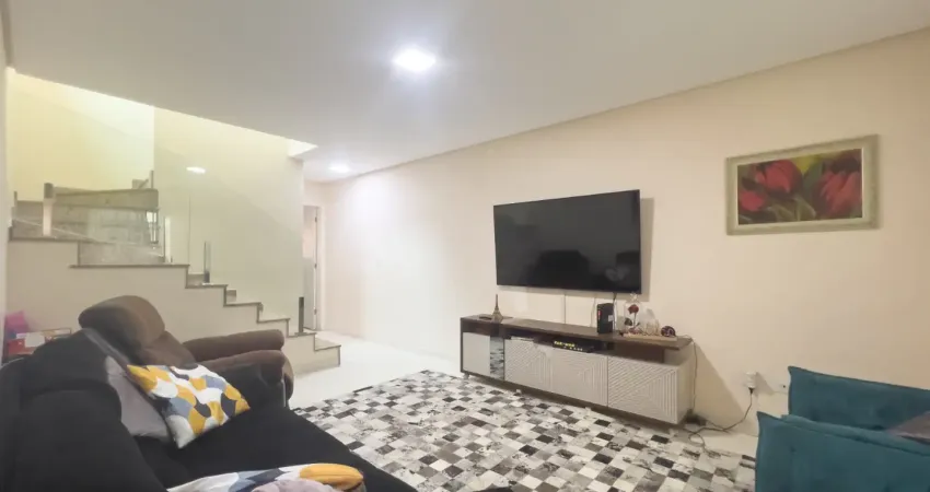 Sobrado á venda, 137m2, com ar condicionado e sacada na suite