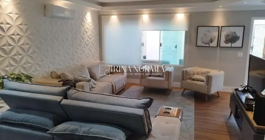 Casa Térrea à Venda com 3 Quartos e 289m², com Piscina e 6 Vagas