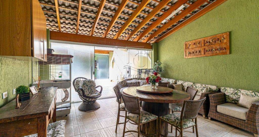 Sobrado amplo à venda em Utinga – 241m², 3 dormitórios, escritório e área Gourmet, 2 vagas de garagem.