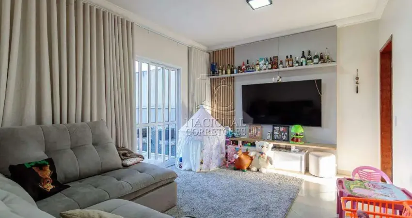 Imóvel amplo com 2 suítes, 2 salas, varanda e 4 vagas cobertas – 216 m²