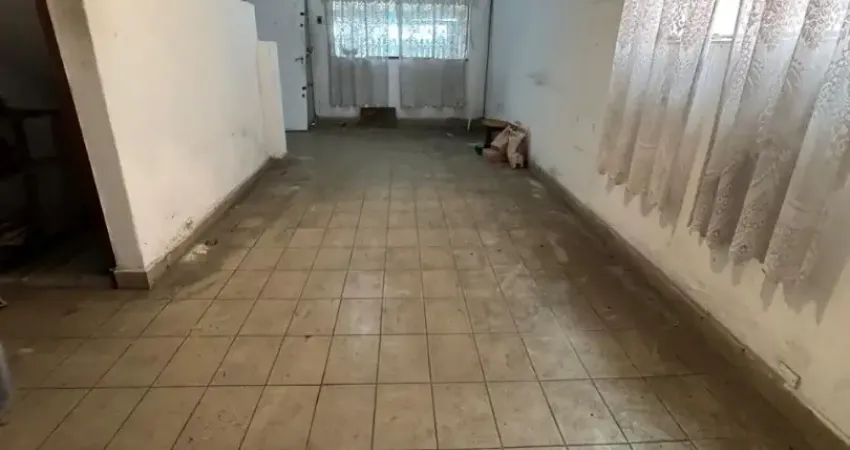 Excelente sobrado localizado na Vila Valença, São Vicente, ideal para quem busca praticidade e a possibilidade de personalizar o imóvel.