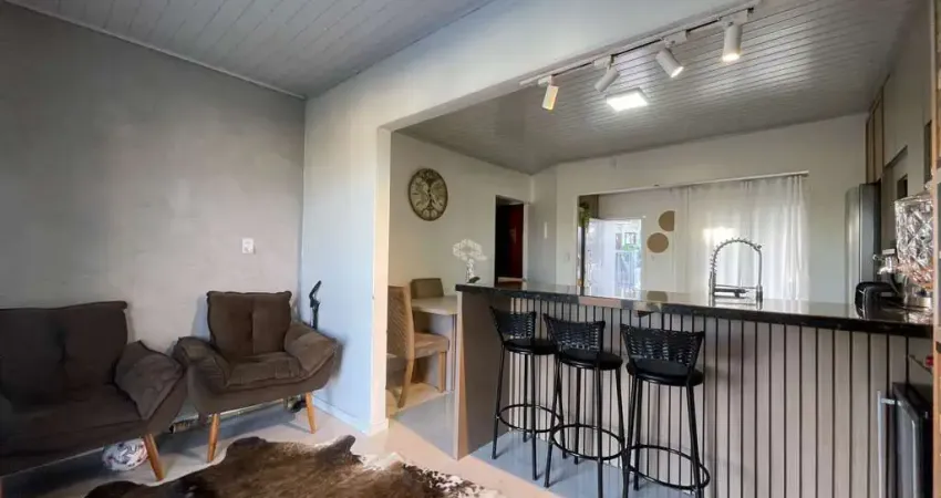 Casa semimobiliada, 02 dormitórios (01 suíte) e piscina no Centro de Vera Cruz.