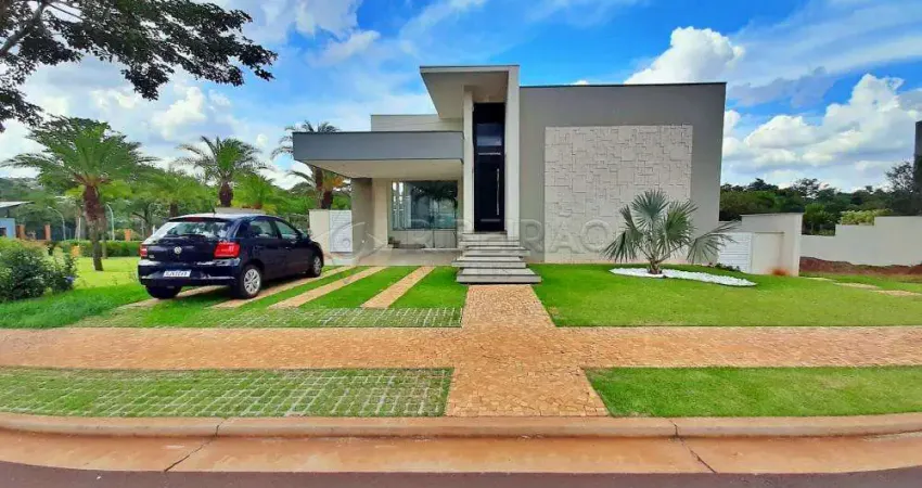 Sobrado em condomínio fechado de alto padrão com 04 suites, armários planejados, piscina, sauna.