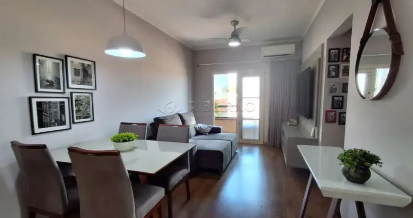 Lindo apartamento com 02 dormitórios sendo 01 suíte rico em armários com 93mts²