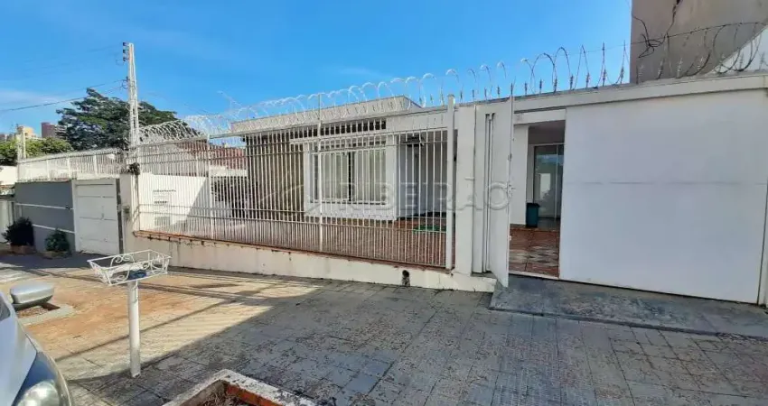Casa térrea no Bairro Jd. Macedo, uso misto, com 03 dormitórios sendo 02 suites e 04 vagas de garagem.